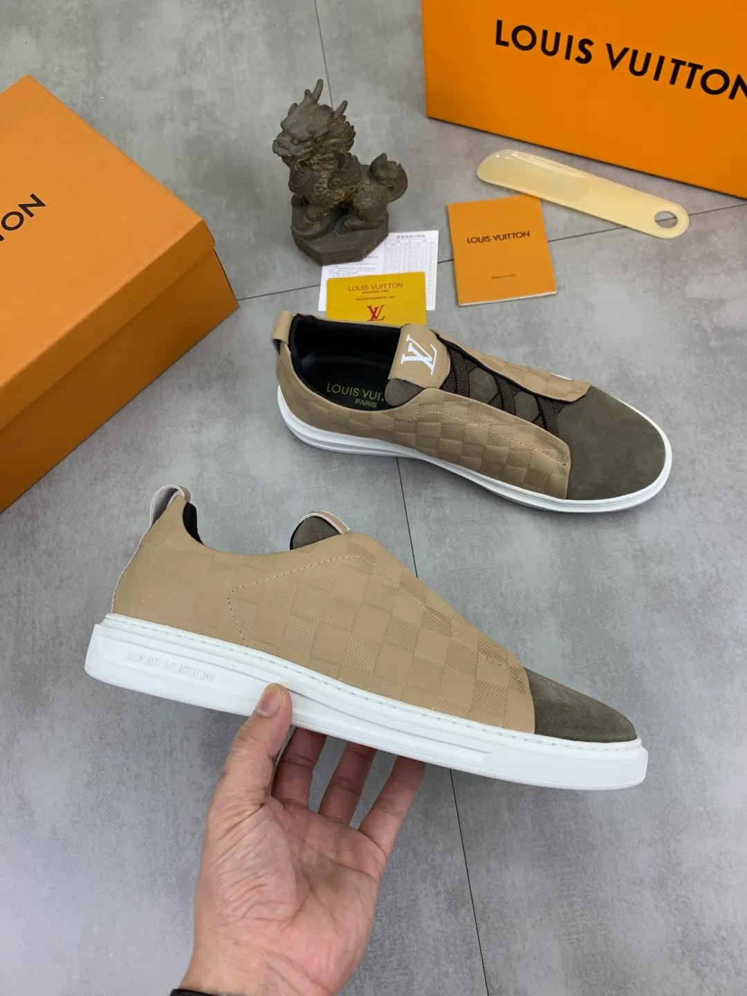 Men's men's shoes P440💰【Real price】Yangli🆘 💭💭New model launched【LOUlS VUlTTON】Louis Vuitton's new low-top men's shoes, high quality, support inspection! This style comes from Italy, very energetic and creative, giving people a comfortable and atmospheric visual impact❗Synchronization, the upper is made of silk calfskin with the original LV, imported soft sheepskin lining🐑Purely hand-stitched; LV original rubber outsole 4️⃣colors available Code number: 38~44